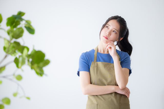 悩む女性